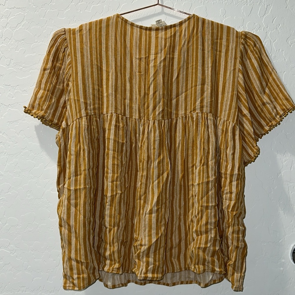 Peplum yellow shirt with embroidery. - Picture 4 of 4